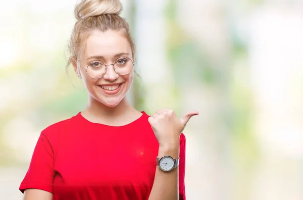 Mujer Rubia Joven Con Gafas Sobre Fondo Aislado — Foto de Stock