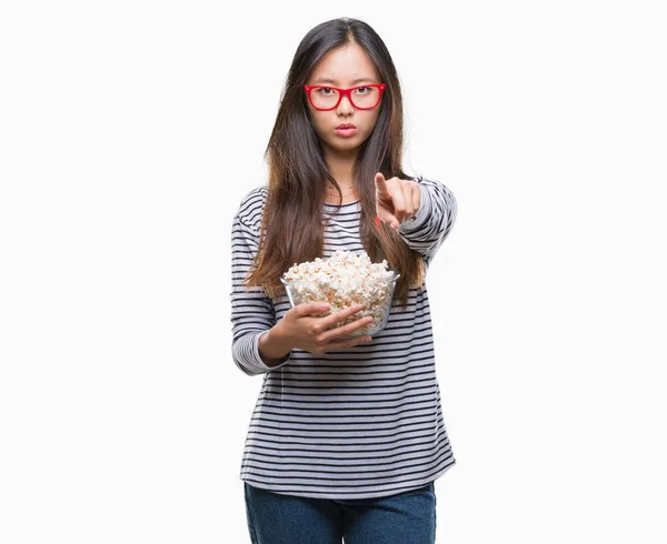 Joven Mujer Asiática Comiendo Palomitas Maíz Sobre Fondo Aislado Señalando —  Fotos de Stock