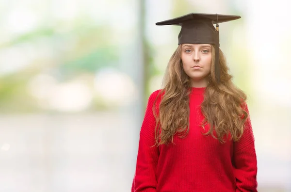 Jeune Femme Blonde Portant Une Casquette Graduation Avec Une Expression — Photo