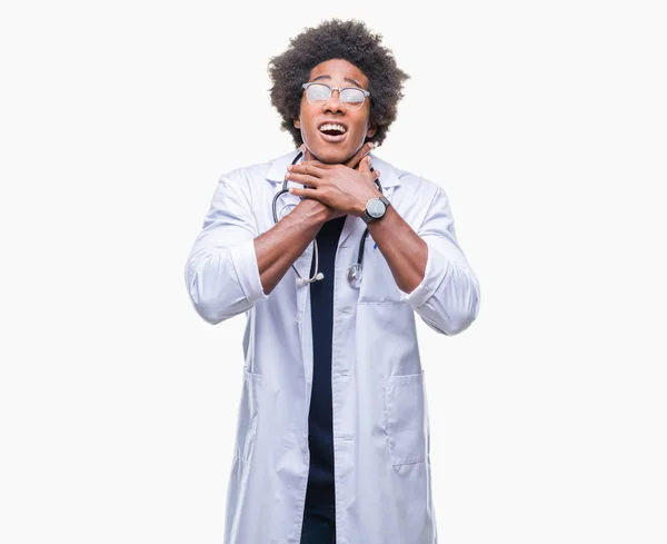 Afro Americký Lékař Muž Více Než Izolované Pozadí Křiku Udusit — Stock fotografie