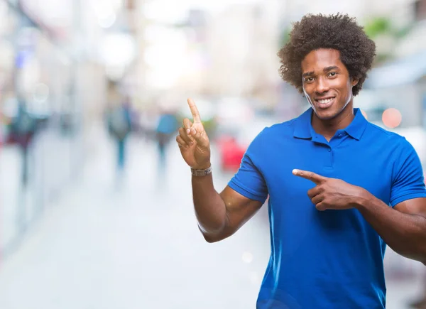 Afroamerikanischer Mann Über Isoliertem Hintergrund Lächelt Und Blickt Die Kamera — Stockfoto