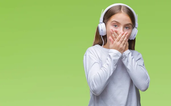 Giovane Bella Ragazza Con Cuffie Ascoltare Musica Sfondo Isolato Scioccato — Foto Stock