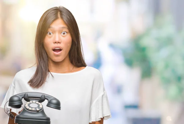 Junge Asiatische Frau Mit Vintagera Telefon Über Isoliertem Hintergrund Erschrocken — Stockfoto