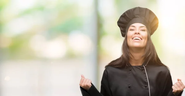 Jeune Cuisinière Hispanique Portant Uniforme Chef Criant Fière Célébrant Victoire — Photo