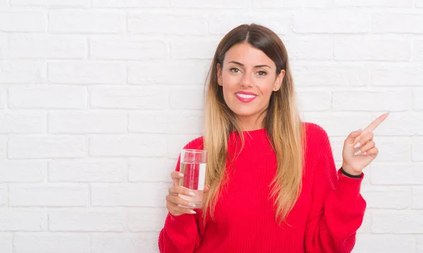 Junge Erwachsene Frau Über Weißer Backsteinmauer Trinkt Glas Wasser Sehr — Stockfoto