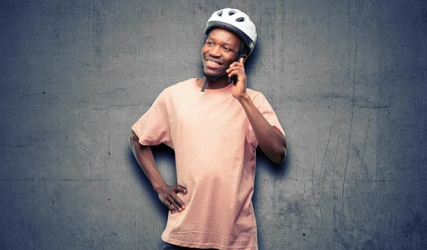 Zwarte Man Dragen Fiets Helm Gelukkig Praten Gsm Smartphone — Stockfoto