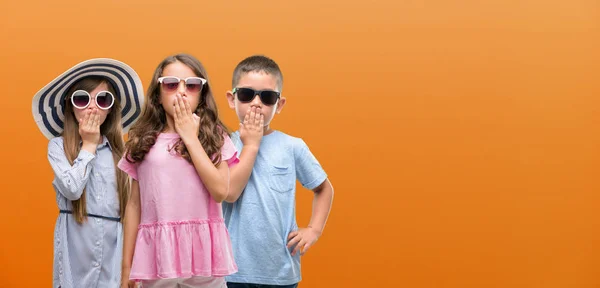 Group Boy Girls Kids Orange Background Cover Mouth Hand Shocked — Stock Photo, Image