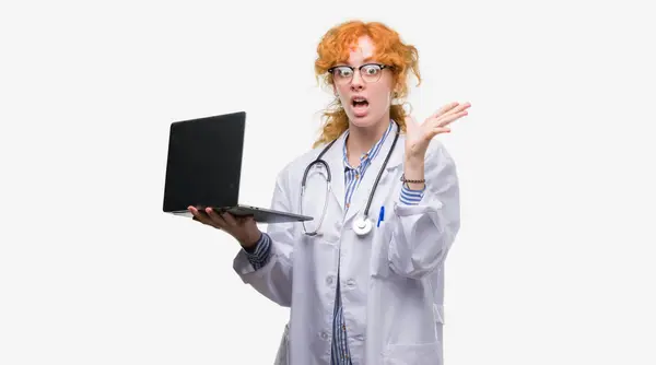 Νέοι Κοκκινομάλλα Γιατρός Γυναίκα Κρατώντας Υπολογιστή Laptop Έκφραση Πολύ Χαρούμενος — Φωτογραφία Αρχείου