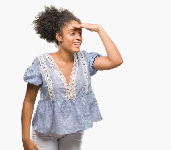 Jonge Afro Amerikaanse Vrouw Geïsoleerde Achtergrond Erg Blij Lachende Zoek — Stockfoto