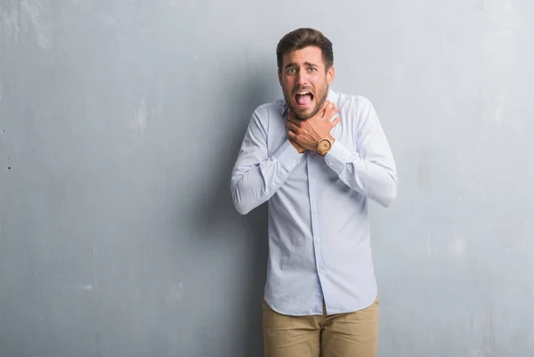 Knappe Jonge Zakenman Grijs Grunge Muur Dragen Van Elegante Shirt — Stockfoto