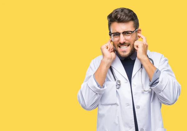 Homem Médico Bonito Jovem Sobre Fundo Isolado Cobrindo Orelhas Com — Fotografia de Stock