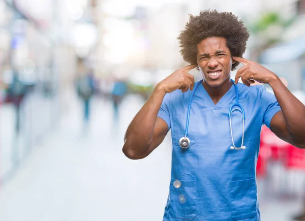 Afro Amerikanischer Chirurg Arzt Mann Über Isoliertem Hintergrund Der Ohren — Stockfoto