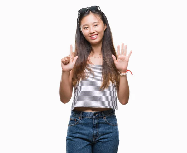 Junge Asiatische Frau Mit Sonnenbrille Über Isoliertem Hintergrund Zeigt Und — Stockfoto