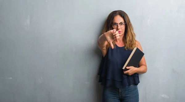 Mulher Hispânica Meia Idade Sobre Parede Grunge Cinza Segurando Livro — Fotografia de Stock