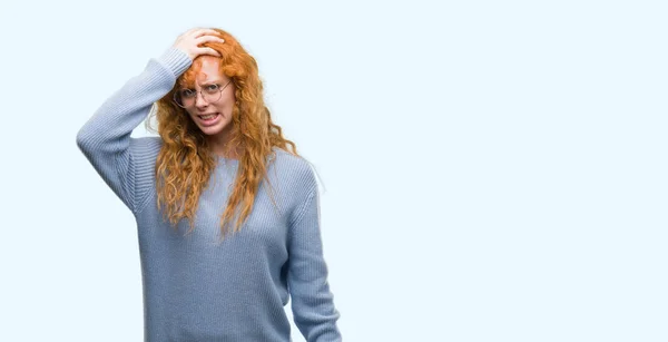 Junge Rothaarige Frau Mit Brille Die Mit Der Hand Auf — Stockfoto