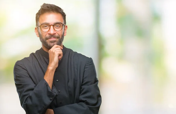 Sacerdote Cattolico Ispanico Adulto Sfondo Isolato Che Guarda Fiducioso Alla — Foto Stock