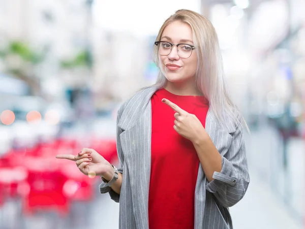 Mujer Rubia Joven Con Gafas Sol Sobre Fondo Borroso — Foto de Stock