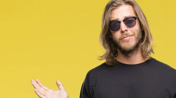 Homem Bonito Jovem Com Cabelos Longos Usando Óculos Sol Sobre — Fotografia de Stock