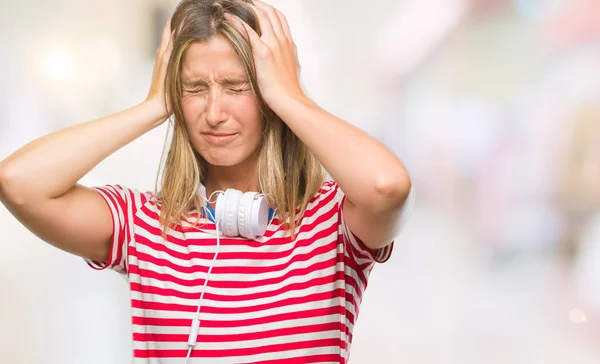 Ung Vacker Kvinna Lyssnar Musik Bär Hörlurar Över Isolerade Bakgrund — Stockfoto