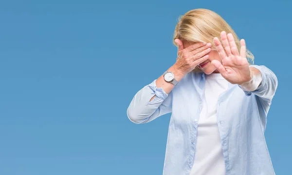 Mujer Rubia Mediana Edad Sobre Fondo Aislado Cubriendo Los Ojos —  Fotos de Stock