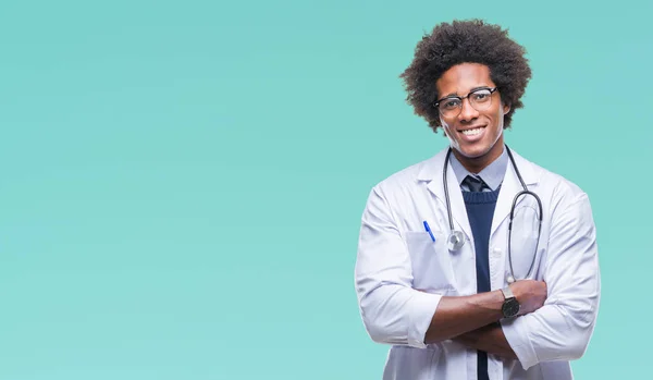 美国黑人医生在孤立的背景快乐的脸微笑着交叉双臂看着相机 积极的人 — 图库照片
