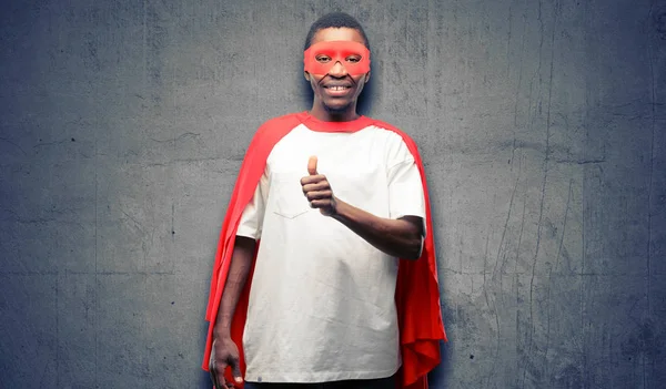 Africano Nero Super Eroe Uomo Sorridente Ampiamente Mostrando Pollici Fino — Foto Stock