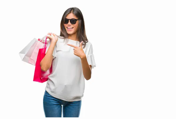 非常に幸せな手と指で指している孤立した背景の上販売ショッピング バッグを保持若いアジア女性 — ストック写真