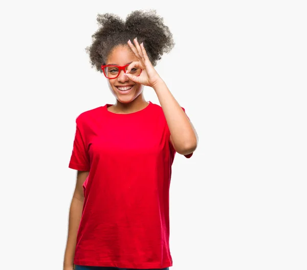 Fiatal Afro Amerikai Szemüveg Elszigetelt Háttérben Gesztus Mosolyogva Szemmel Nézegette — Stock Fotó