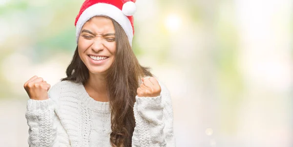 Jeune Femme Arabe Portant Chapeau Noël Sur Fond Isolé Très — Photo