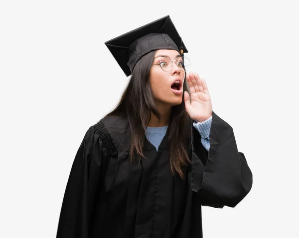 Mujer Hispana Joven Con Gorra Graduada Uniforme Gritando Gritando Fuerte — Foto de Stock