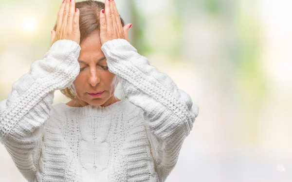 中年资深西班牙裔妇女穿着冬季毛衣在孤立的背景下患有头痛绝望和压力 因为疼痛和偏头痛 手在头上 — 图库照片