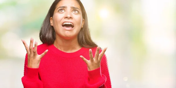 Jonge Mooie Arabische Vrouw Winter Trui Dragen Geïsoleerd Achtergrond Gek — Stockfoto