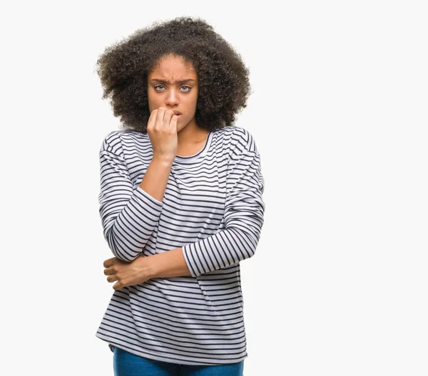 爪を噛んで口の中に不安や緊張で手を探している孤立した背景に若いアフロ アメリカ人女性 不安の問題 — ストック写真