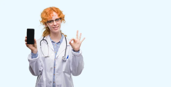 Junge Rothaarige Ärztin Zeigt Smartphone Dabei Zeichen Mit Den Fingern — Stockfoto