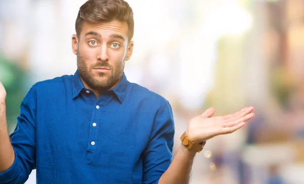 Joven Hombre Guapo Sobre Fondo Aislado Expresión Despistada Confusa Con — Foto de Stock