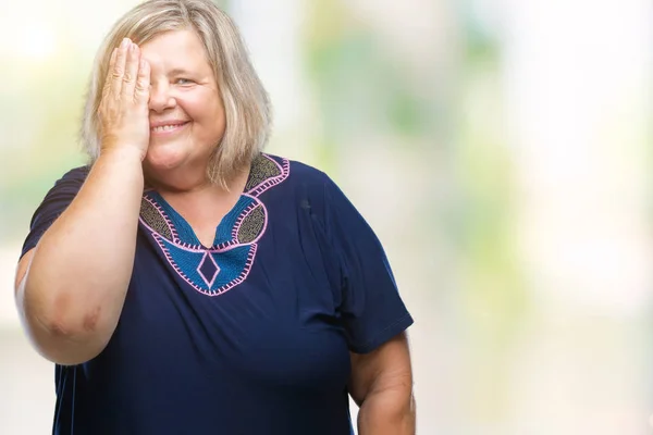 Senior Velikost Kavkazský Žena Izolované Pozadí Zahrnující Jedno Oko Rukou — Stock fotografie