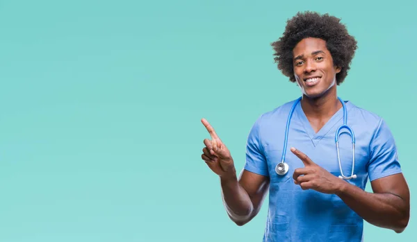 Afro Amerikalı Cerrah Doktor Adam Gülümseyerek Iki Elleri Parmakları Ile — Stok fotoğraf