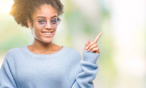 Unga Afro Amerikansk Kvinna Bär Glasögon Över Isolerade Bakgrund Med — Stockfoto