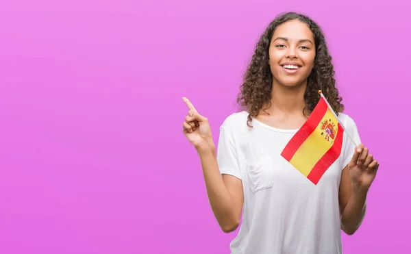 Junge Hispanische Frau Mit Spanischen Fahne Sehr Glücklich Zeigt Mit — Stockfoto