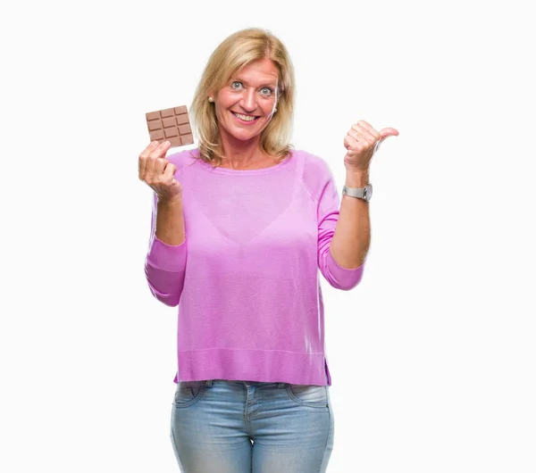 Femme Blonde Moyen Âge Mangeant Des Barres Chocolat Sur Fond — Photo