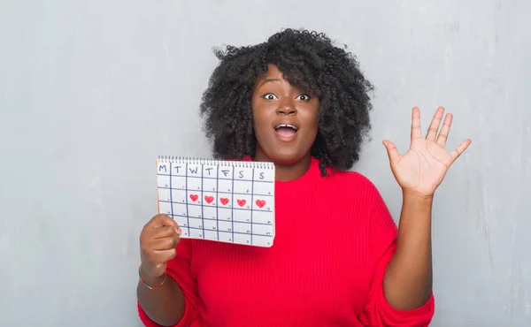 Jonge African American Vrouw Grijs Grunge Muur Holding Menstruatie Kalender — Stockfoto