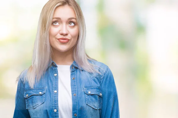 Jonge Blonde Vrouw Geïsoleerde Achtergrond Glimlachend Uitziende Kant Staren Weg — Stockfoto