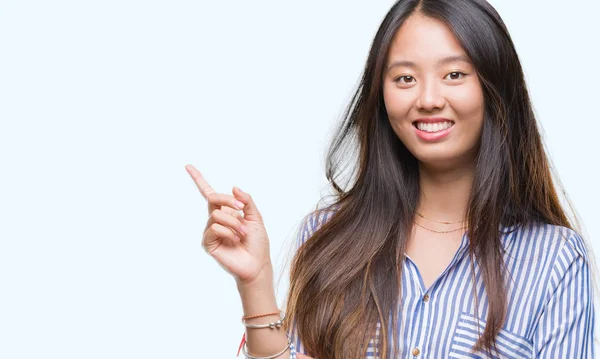 Jonge Aziatische Vrouw Geïsoleerde Achtergrond Met Een Grote Glimlach Het — Stockfoto