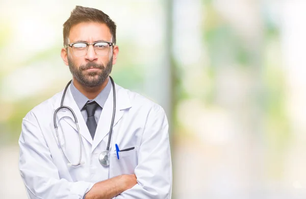 Hombre Médico Hispano Adulto Sobre Fondo Aislado Escéptico Nervioso Desaprobando — Foto de Stock