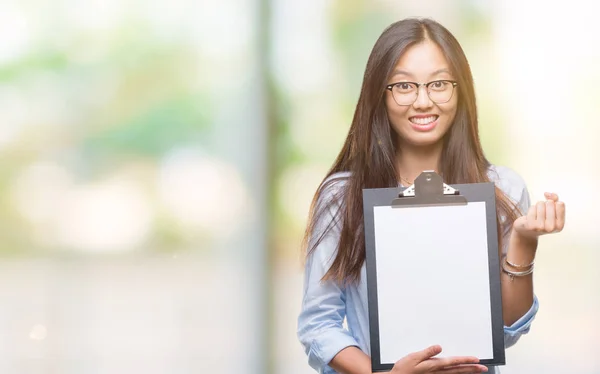 Jonge Aziatische Zakelijke Vrouw Bedrijf Klembord Geïsoleerde Achtergrond Schreeuwen Trots — Stockfoto