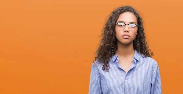 Vacker Ung Spansktalande Kvinna Bär Glasögon Med Självsäker Uttryck Smarta — Stockfoto