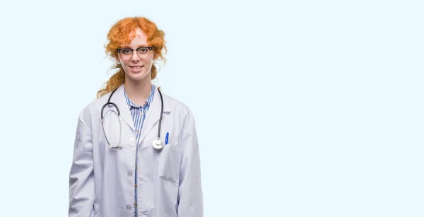 Mulher Ruiva Jovem Vestindo Uniforme Médico Com Sorriso Feliz Legal — Fotografia de Stock