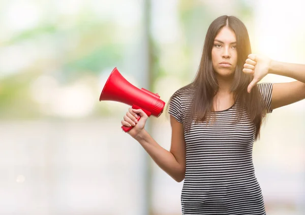 Jonge Spaanse Vrouw Bedrijf Megafoon Met Boos Gezicht Een Minteken — Stockfoto