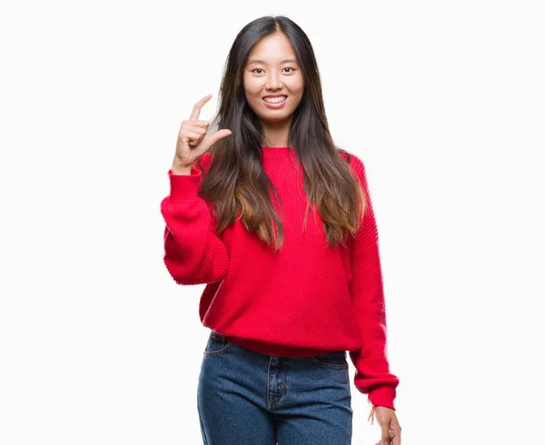 Jovem Mulher Asiática Vestindo Camisola Inverno Sobre Fundo Isolado Sorrindo — Fotografia de Stock