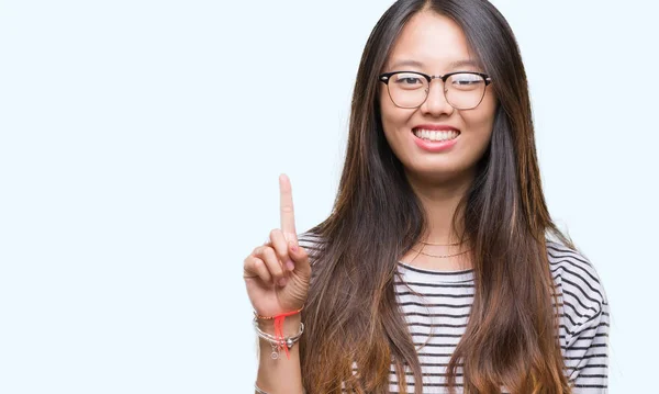 Jeune Femme Asiatique Portant Des Lunettes Sur Fond Isolé Montrant — Photo